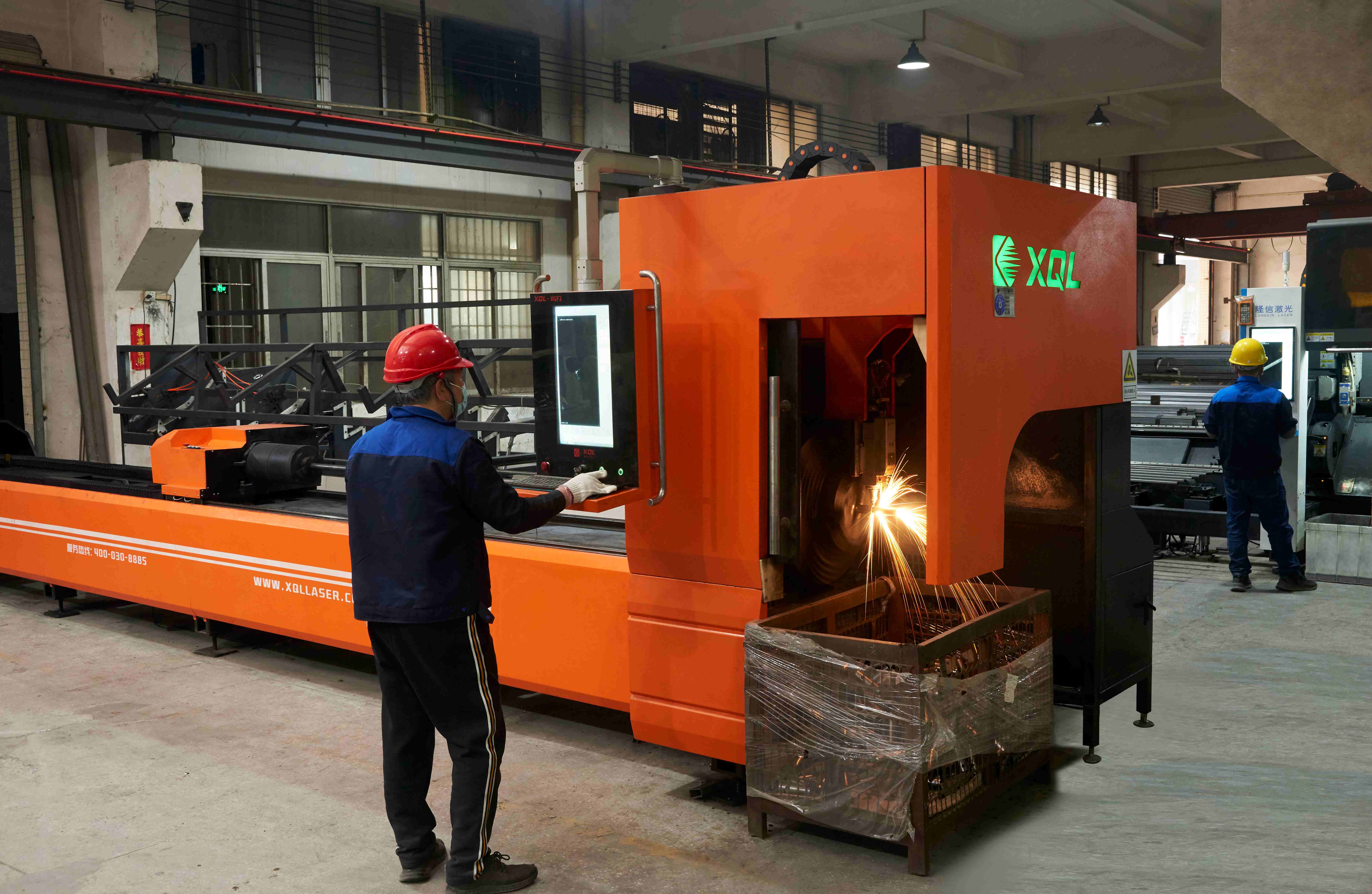 Equipo automático de corte láser en la fábrica de AOLIKE